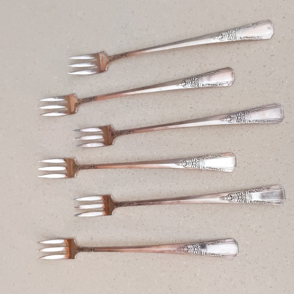 6 Vintage Debonair Silver plate 1938 cocktail/ seafood forks Oneida